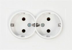 Розетка двойная скрытая с заземлением OVIVO Grano белая (400-010300-907) купить в сети строительных магазинов Мастак